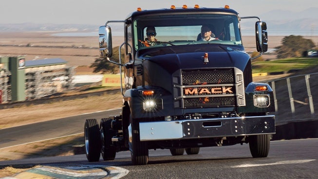 Camion remorque Mack avec chargeur avec pelle JBC — Griffon