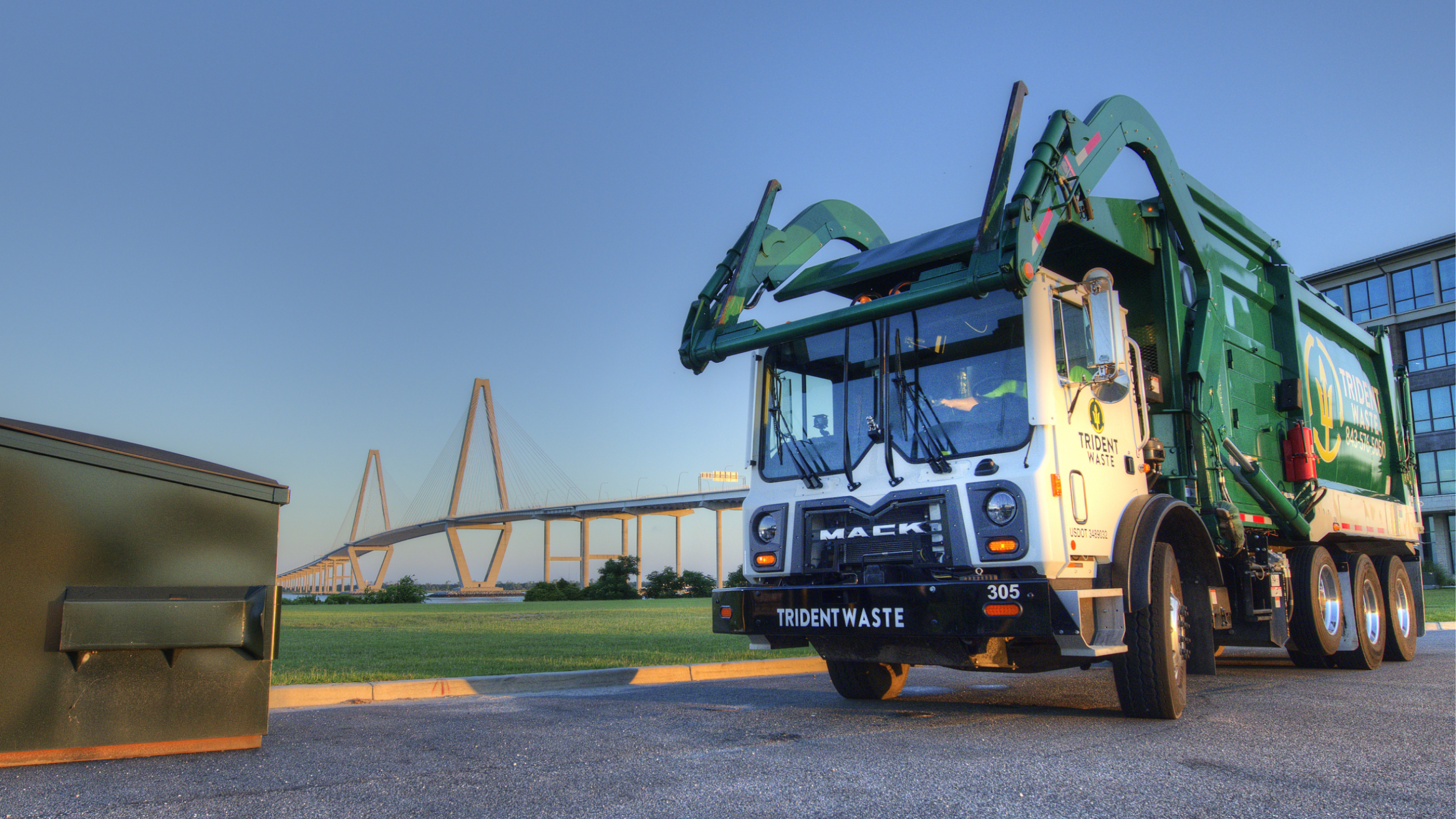 マック　LR　リフューズ・トラック Mack LR Refuse/Recycle Toy Truck - Mack Trucks