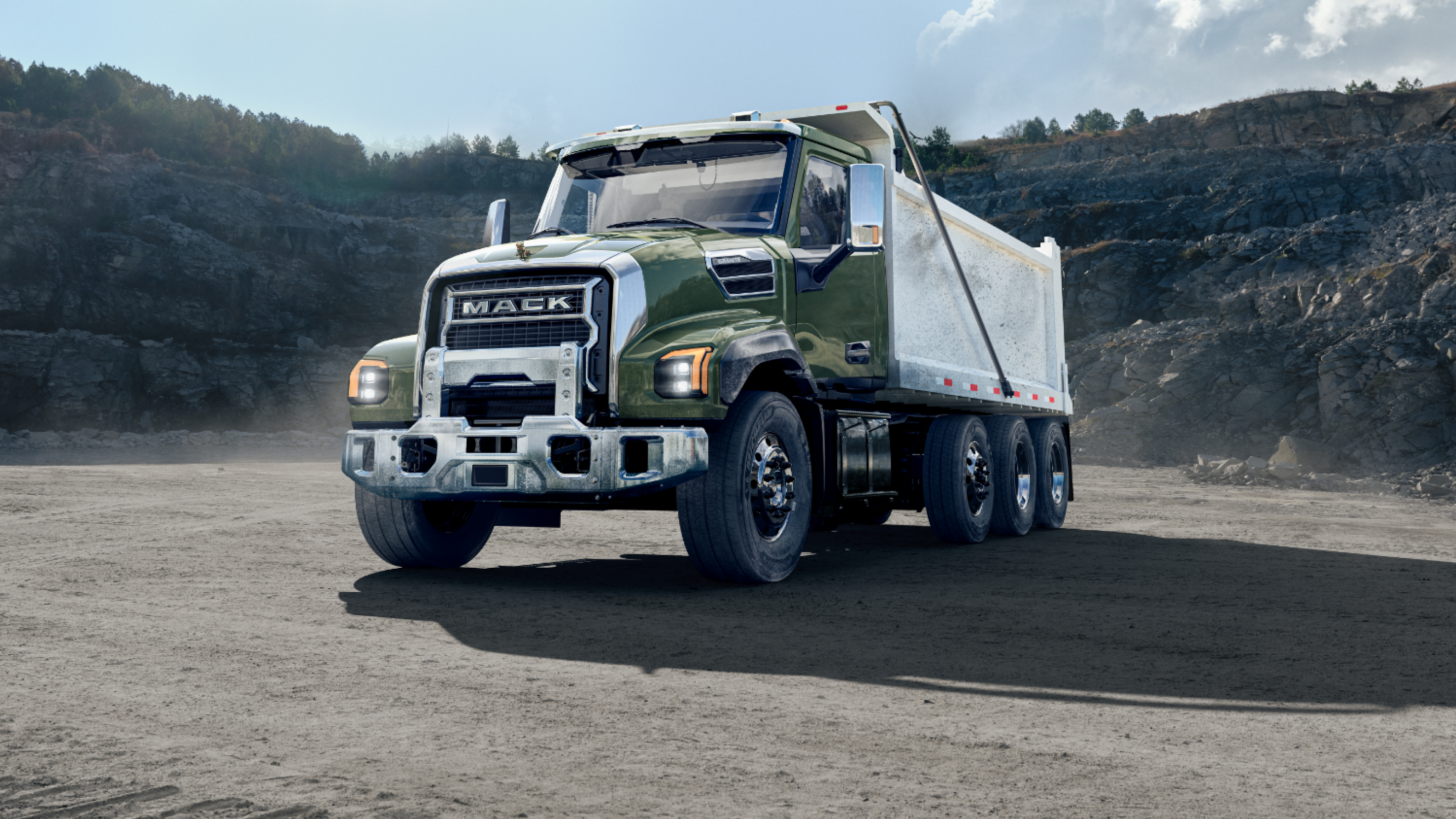 R*o様 u*m様 マックトラック　macktrucks Historic 1984 Mack® R Model Restored by Farmer