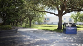 LR Electric Mack truck